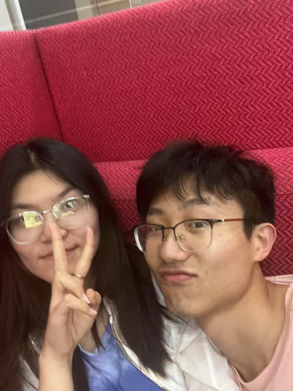 两个人可爱的日常自拍